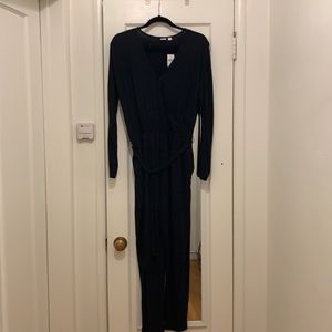 GAP Size M Long Sleeve V-neck Black Jumpsuit.